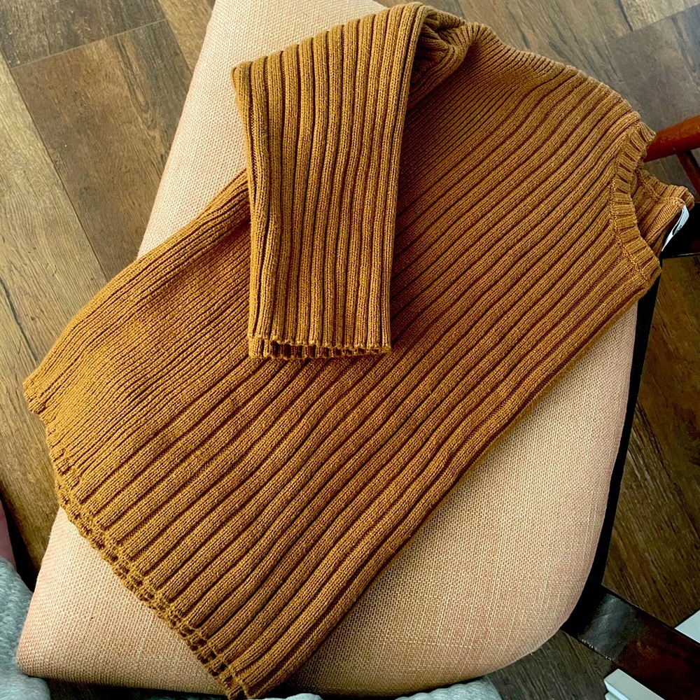 Cropped ribbed CAbi brand size medium sweater.